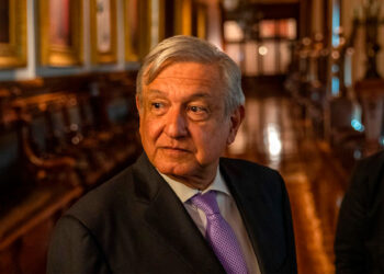 Presidente de México miente al negar que no se produce fentanilo en su país: Chicago Tribune