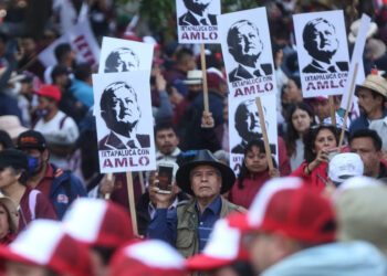 Diputados de Morena pagarán acarreo masivo a mitin de AMLO