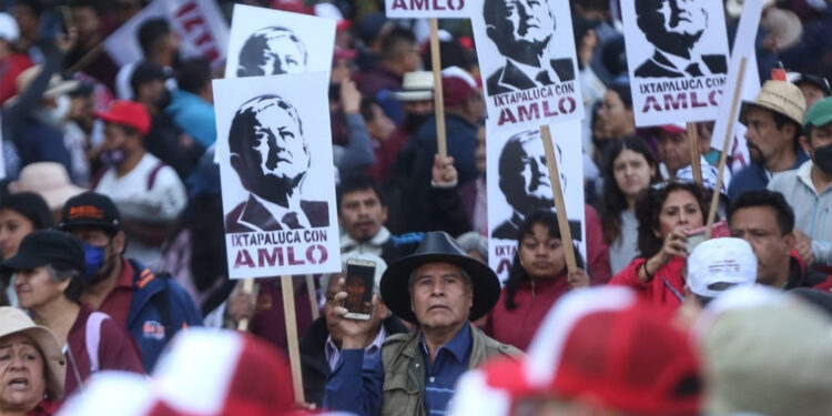 Diputados de Morena pagarán acarreo masivo a mitin de AMLO