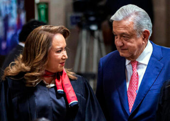 AMLO califica caso de Yasmín Esquivel como asunto “politiquero” y evade el tema