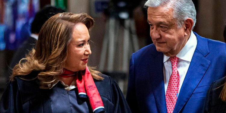 AMLO califica caso de Yasmín Esquivel como asunto “politiquero” y evade el tema