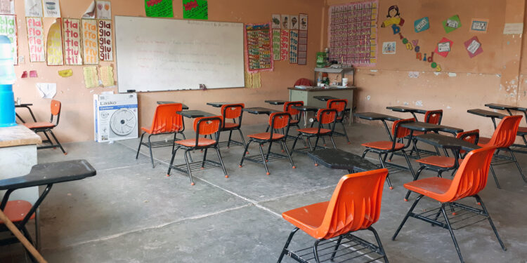 Ante la ineficiencia en educación, la farsa