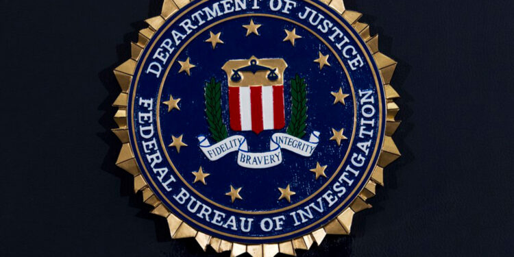 FBI acusa otra vez a China de crear el coronavirus en laboratorio de Wuhan; Pekín responde