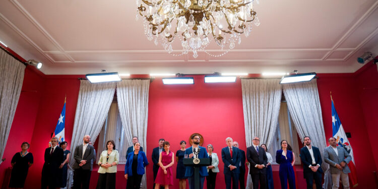 Gabriel Boric hace cambios en su gabinete a casi un año como presidente de Chile