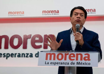 Morena impone cuotas a sus funcionarios para acarreo a mitin de AMLO