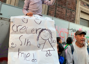 “Basta de desaparecidas”: Madres acompañan a sus hijas en la marcha del #8M2023