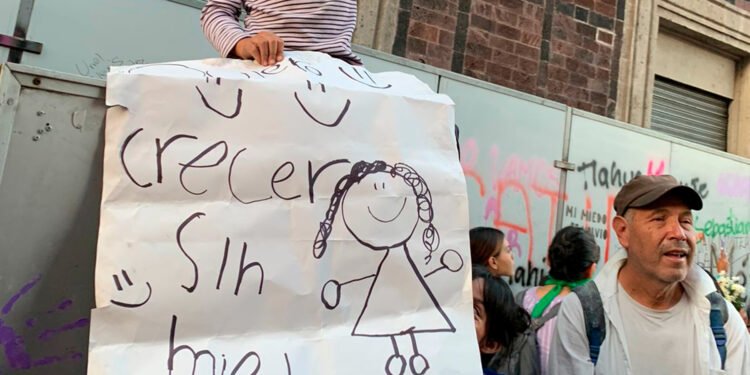 “Basta de desaparecidas”: Madres acompañan a sus hijas en la marcha del #8M2023