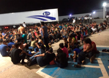 Hallan a 343 migrantes abandonados en un tráiler en Veracruz; 103 son menores