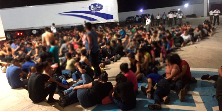 Hallan a 343 migrantes abandonados en un tráiler en Veracruz; 103 son menores