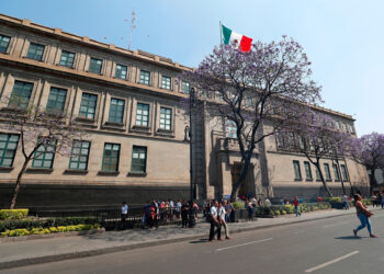 López Obrador exhibe salarios de ministros de la SCJN