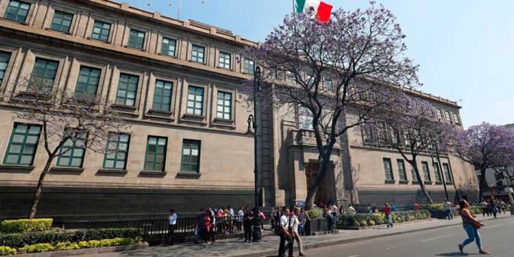 López Obrador exhibe salarios de ministros de la SCJN