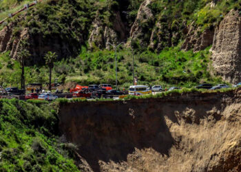 Socavón de 35 metros en costas de Tijuana genera caos en frontera México-EE.UU.