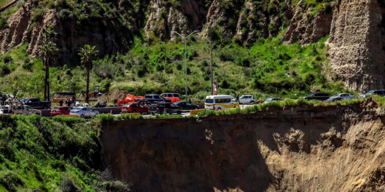 Socavón de 35 metros en costas de Tijuana genera caos en frontera México-EE.UU.