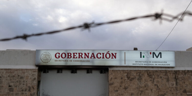 Sedena militariza al personal de Migración