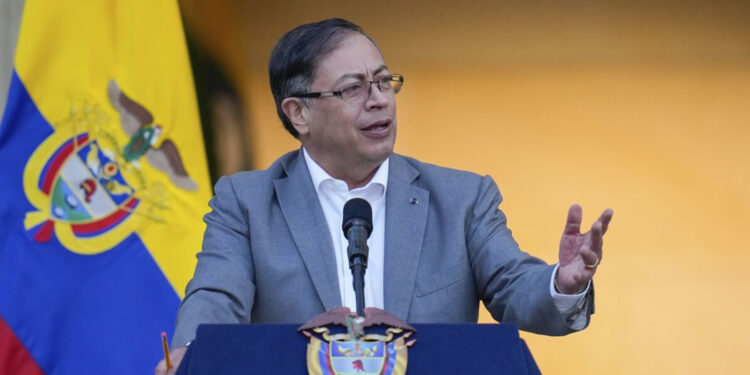 Gustavo Petro pide la renuncia de todo su Gabinete