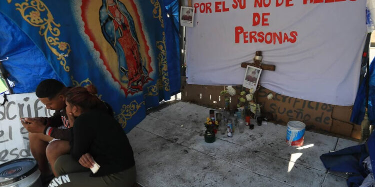 Migrantes tienen miedo, pero piden justicia a un mes del incendio en Ciudad Juárez