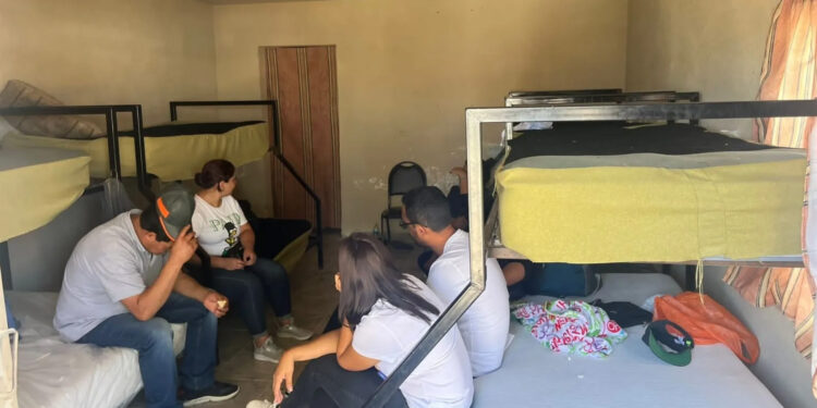 Rescatan a 63 migrantes secuestrados en Sonora