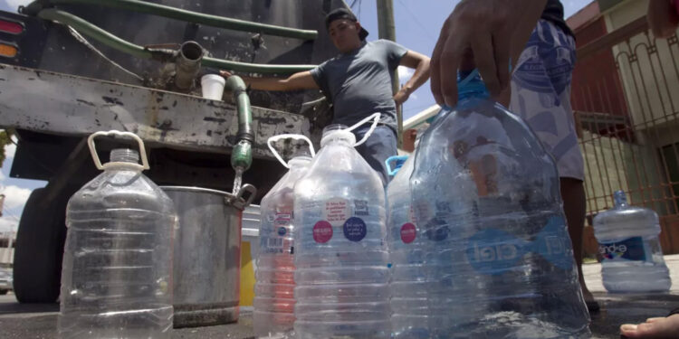 Chilangos enfrentan crisis hídrica desde hace más de 20 años; Sheinbaum ignora