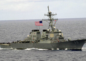 Un destructor de EE.UU. cruza el Estrecho de Taiwán en medio de tensiones con China