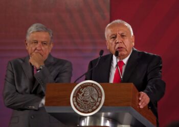 AMLO mantiene a Garduño como titular del INM mientras es acusado por la FGR