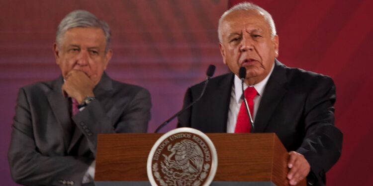 AMLO mantiene a Garduño como titular del INM mientras es acusado por la FGR