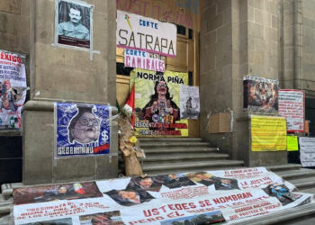 Abogados internacionales exigen a AMLO detener ataques a la SCJN