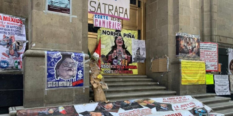 Abogados internacionales exigen a AMLO detener ataques a la SCJN