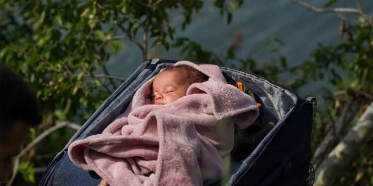 “Ahora o nunca”: Migrantes se apresuran a cruzar frontera con EE.UU. antes de que expire el Título 42