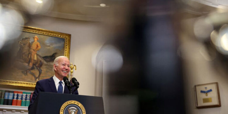 Biden y McCarthy alcanzan acuerdo sobre techo de deuda de EE.UU.