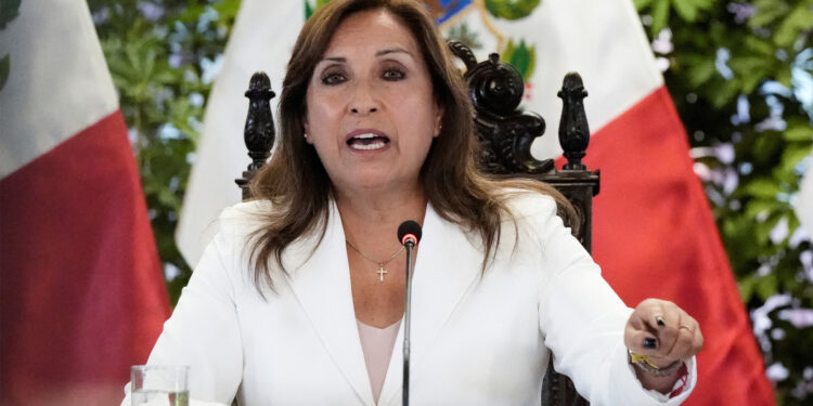 Dina Boluarte llama “ignorante” a AMLO