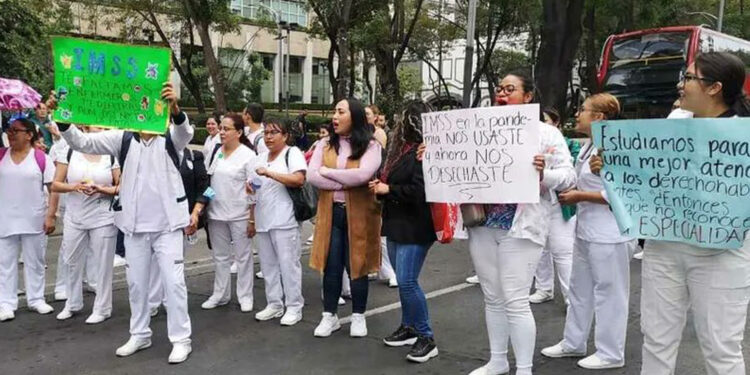 Enfermeros protestan contra el IMSS por no reconocer su profesión especializada
