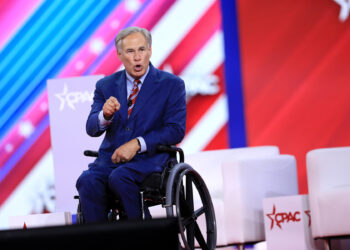 Gobernador de Texas envía helicópteros a frontera con México y promete endurecer leyes