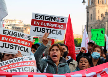 Antorcha exige justicia a 4T en el Zócalo de CDMX para Conrado, Meche y Vladi; continuarán protestas