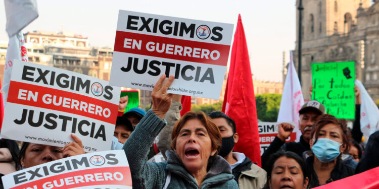 Antorcha exige justicia a 4T en el Zócalo de CDMX para Conrado, Meche y Vladi; continuarán protestas
