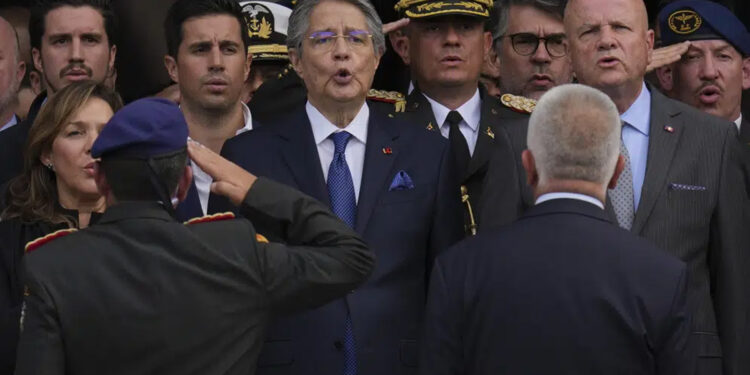 Presidente de Ecuador disuelve la Asamblea Nacional y pone fin a su juicio político