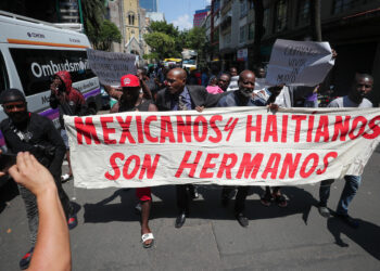 Migrantes haitianos protestan en CDMX para exigir permisos de trabajo
