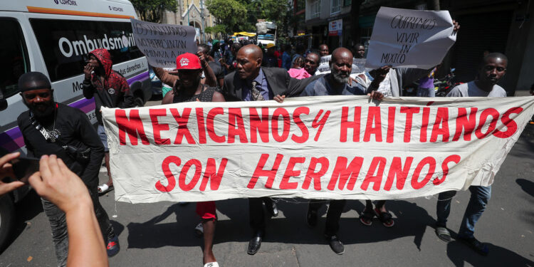 Migrantes haitianos protestan en CDMX para exigir permisos de trabajo