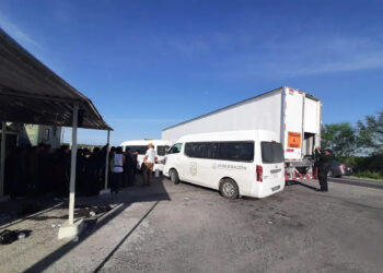 Hallan a 139 migrantes en la caja de un tráiler en Nuevo León