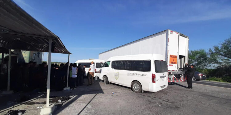 Hallan a 139 migrantes en la caja de un tráiler en Nuevo León