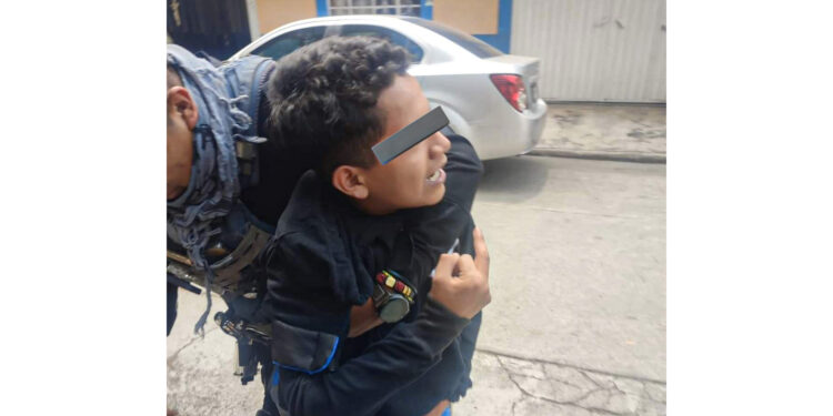 Joven de 13 años que portaba arma abre fuego dentro de su secundaria