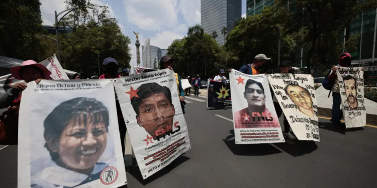 Marchan en CDMX para exigir aparición con vida de presos desaparecidos