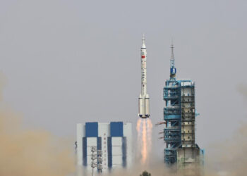 China lanza con éxito otra nave espacial tripulada que se acopla a su estación Tiangong