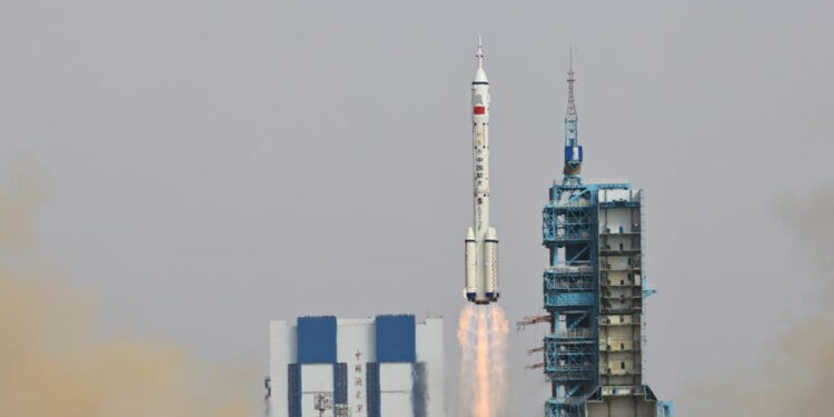China lanza con éxito otra nave espacial tripulada que se acopla a su estación Tiangong