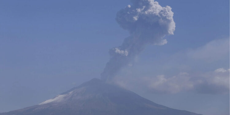 Poblanos mantienen la calma ante actividad del Popocatépetl