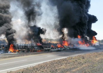 Cinco muertos, 14 lesionados y 16 vehículos quemados por choque en Jalisco