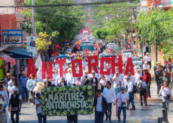 Caminata por la memoria de mártires antorchistas y justicia desborda calles en Chilpancingo