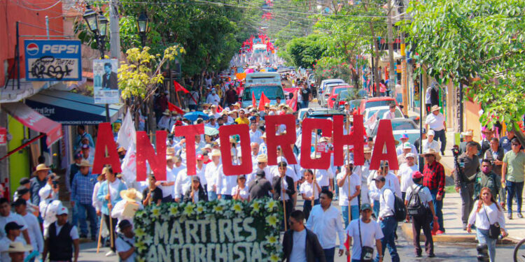 Caminata por la memoria de mártires antorchistas y justicia desborda calles en Chilpancingo