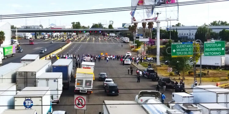 Caos en Edomex: docentes bloquean accesos para exigir pago de salarios