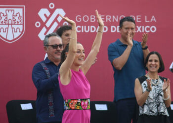 Sheinbaum se despide en evento masivo de “acarreados”