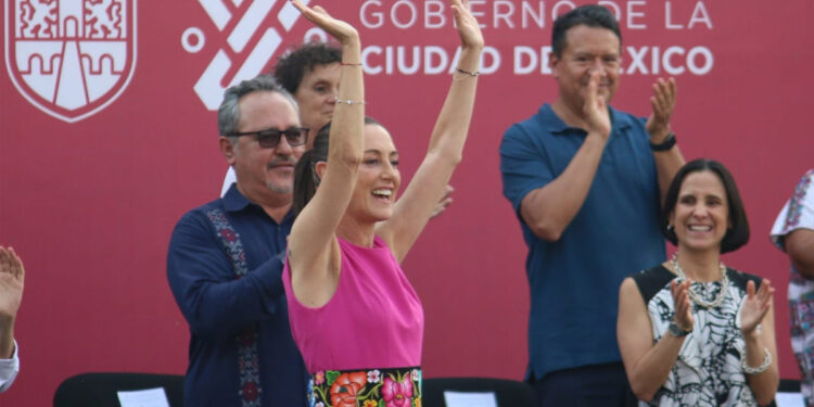 Sheinbaum se despide en evento masivo de “acarreados”